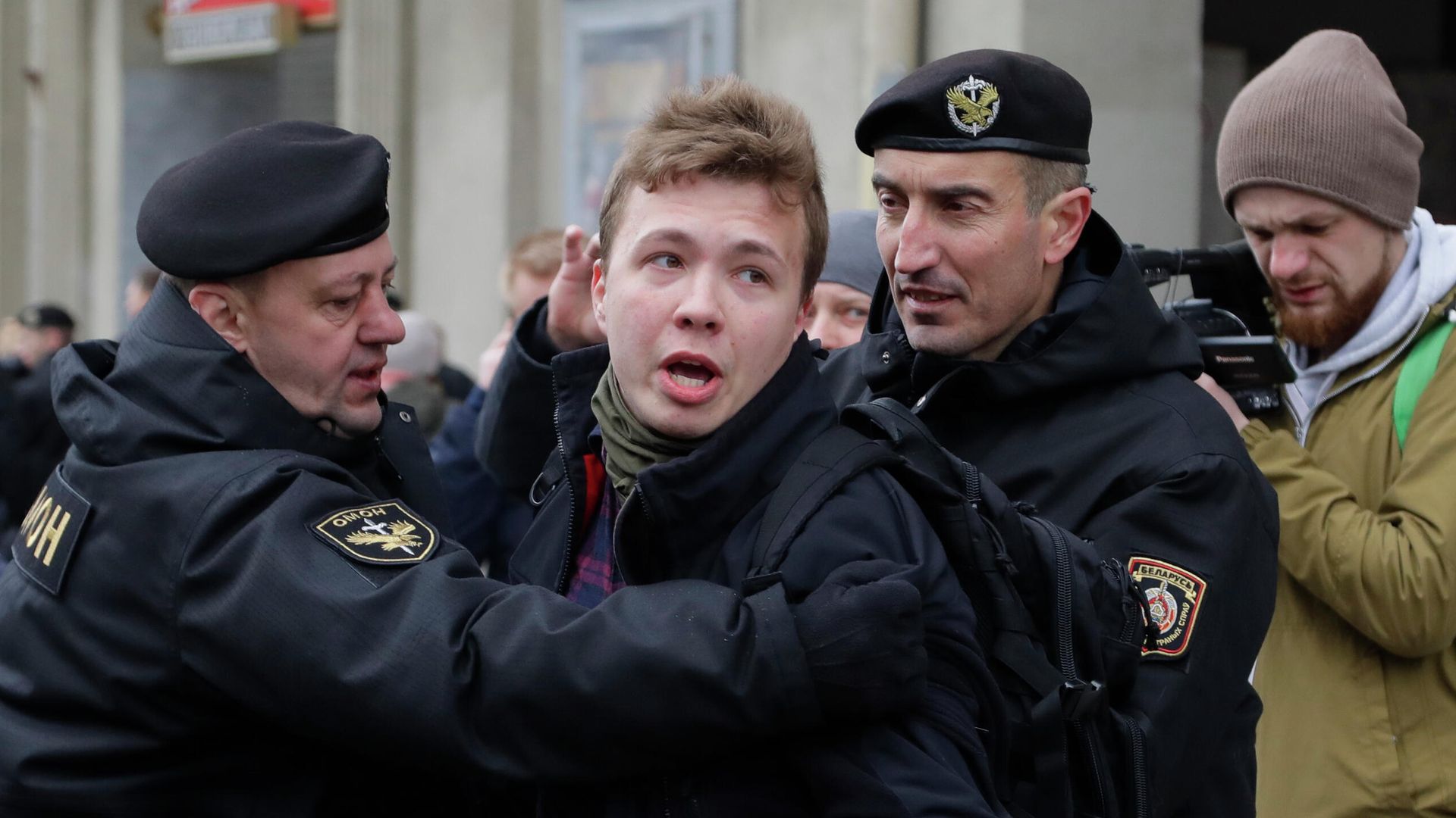 Сотрудники правоохранительных органов Белоруссии задерживают активиста Романа Протасевича Сотрудники правоохранительных органов Белоруссии задерживают активиста Романа Протасевича - РИА Новости, 1920, 24.12.2025