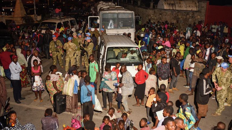 Миротворцы MONUSCO с жителями Демократической республики Конго во время извержения вулкана Ньирагонго Миротворцы MONUSCO с жителями Демократической республики Конго во время извержения вулкана Ньирагонго