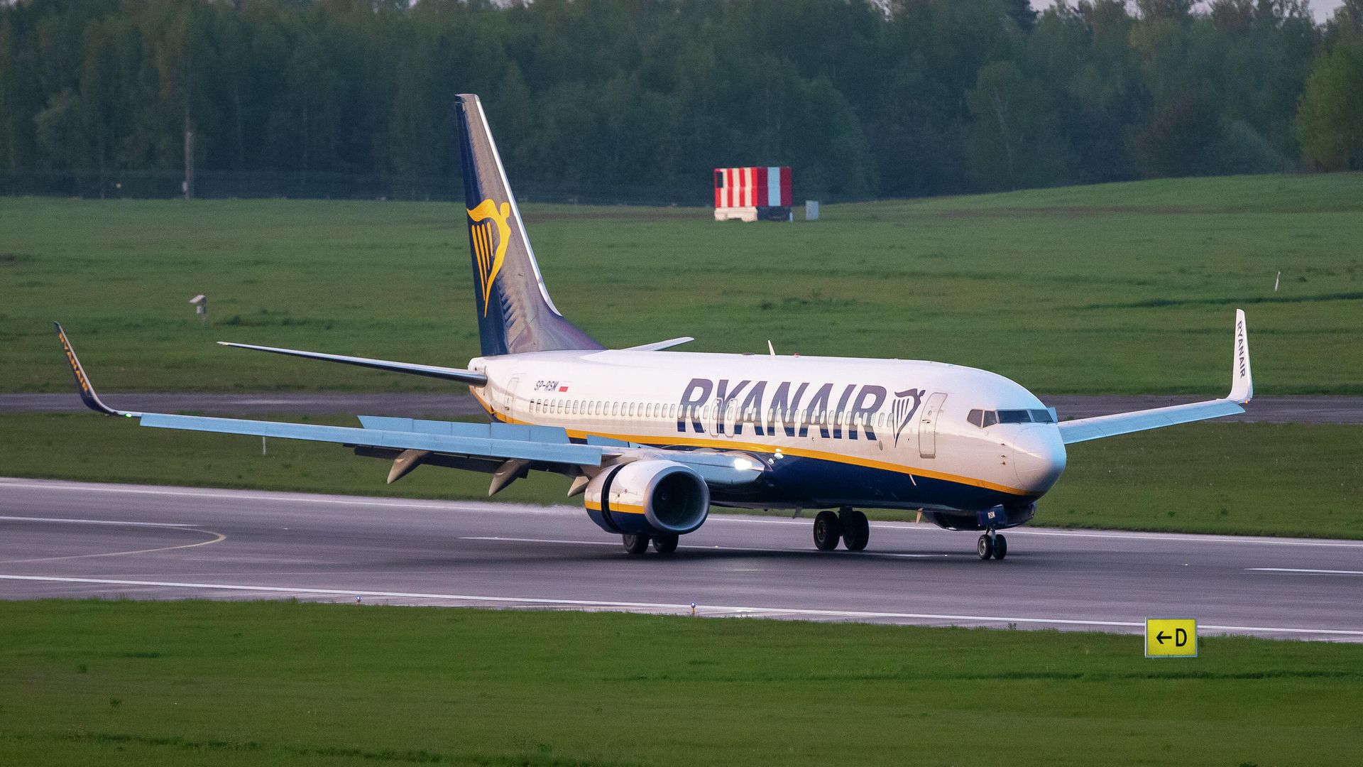 Самолет авиакомпании Ryanair, на котором находился Роман Протасевич, в аэропорту Вильнюса Самолет авиакомпании Ryanair, на котором находился Роман Протасевич, в аэропорту Вильнюса - РИА Новости, 1920, 24.05.2021