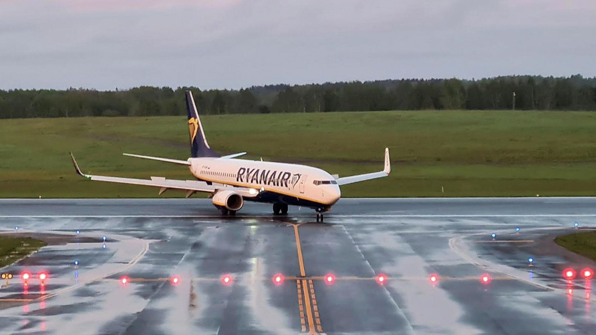 Самолет авиакомпании Ryanair, на котором находился Роман Протасевич, в аэропорту Вильнюса Самолет авиакомпании Ryanair, на котором находился Роман Протасевич, в аэропорту Вильнюса - РИА Новости, 1920, 24.05.2021