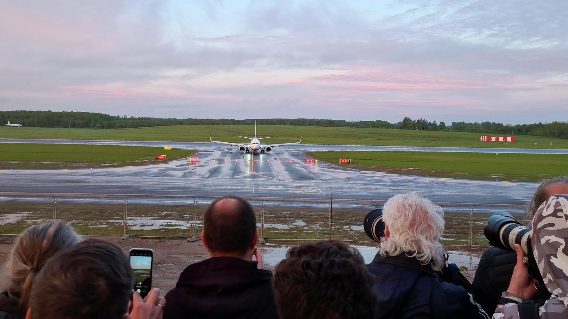 Самолет авиакомпании Ryanair, на котором находился Роман Протасевич, в аэропорту Вильнюса Самолет авиакомпании Ryanair, на котором находился Роман Протасевич, в аэропорту Вильнюса - РИА Новости, 1920, 27.05.2021