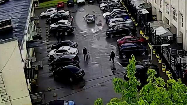 Женщина провезла мужа на капоте более 8 км. Видео с камер наблюдения Женщина провезла мужа на капоте более 8 км. Видео с камер наблюдения - РИА Новости, 1920, 24.05.2021