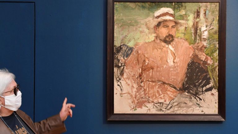 Женщина возле картины Портрет художника Г. А. Медведева на выставке работ художника Николая Фешина в Третьяковской галерее в Москве