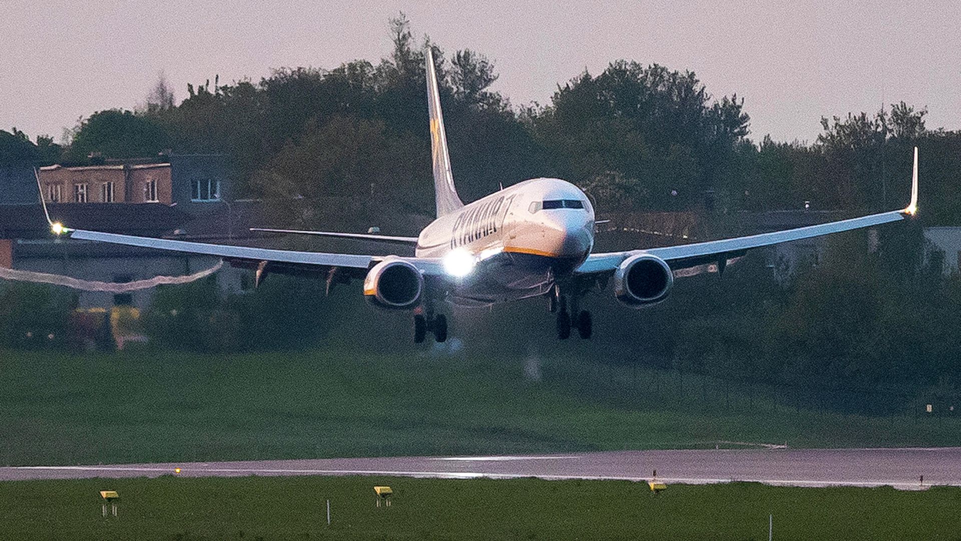 Самолет авиакомпании Ryanair, на котором находился Роман Протасевич, приземляется в аэропорту Вильнюса - РИА Новости, 1920, 21.01.2022