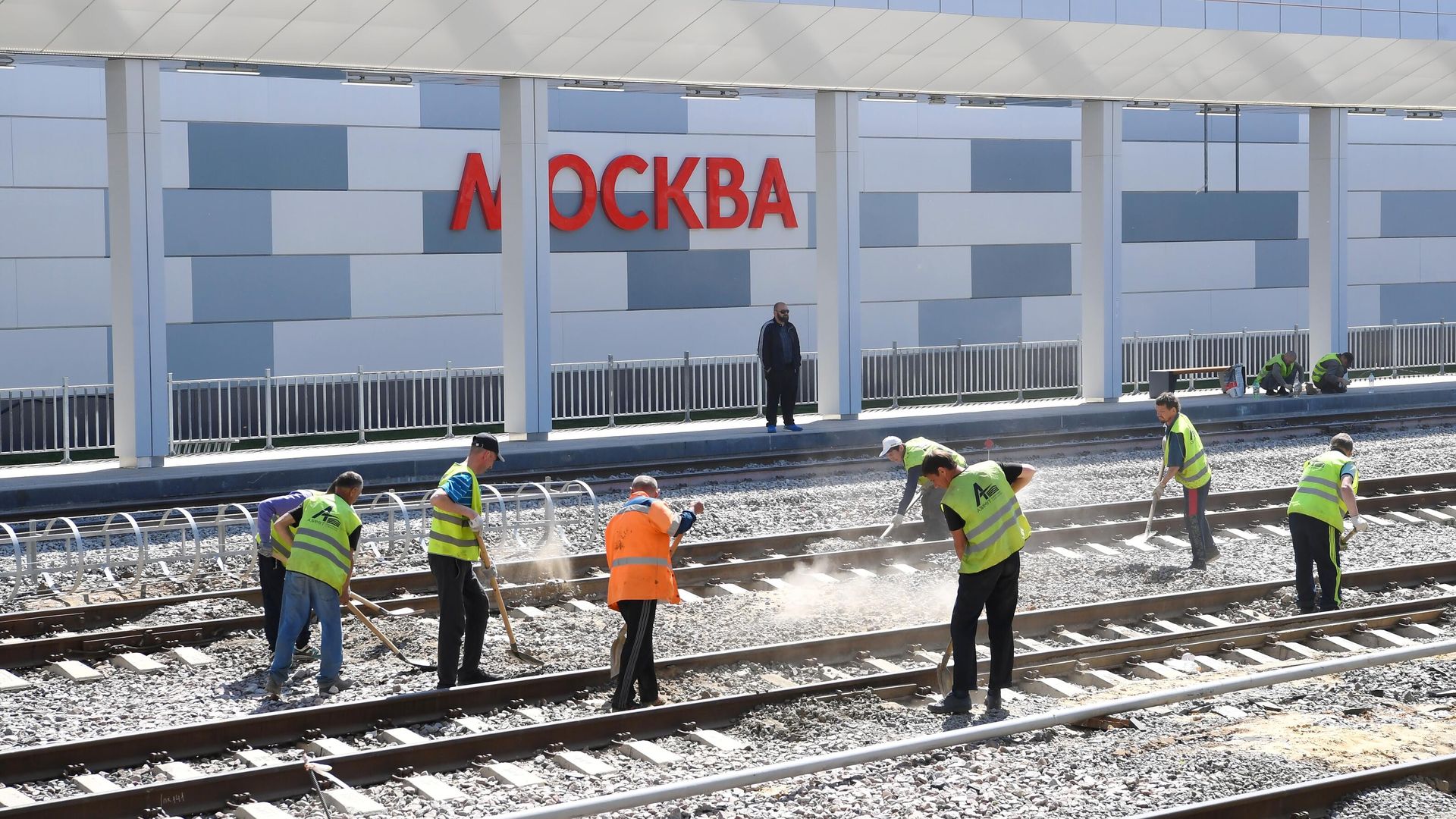 Рабочие на строительной площадке нового вокзального комплекса Восточный в Москве Рабочие на строительной площадке нового вокзального комплекса Восточный в Москве - РИА Новости, 1920, 26.07.2021