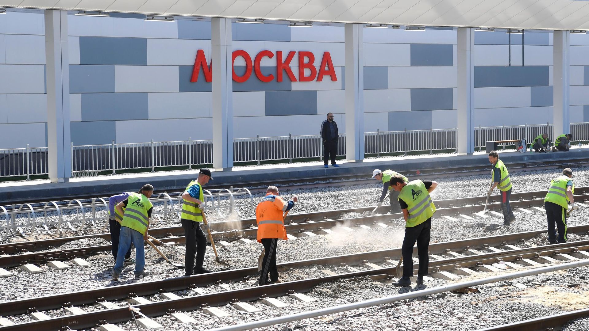 Рабочие на строительной площадке нового вокзального комплекса Восточный в Москве - РИА Новости, 1920, 25.12.2024