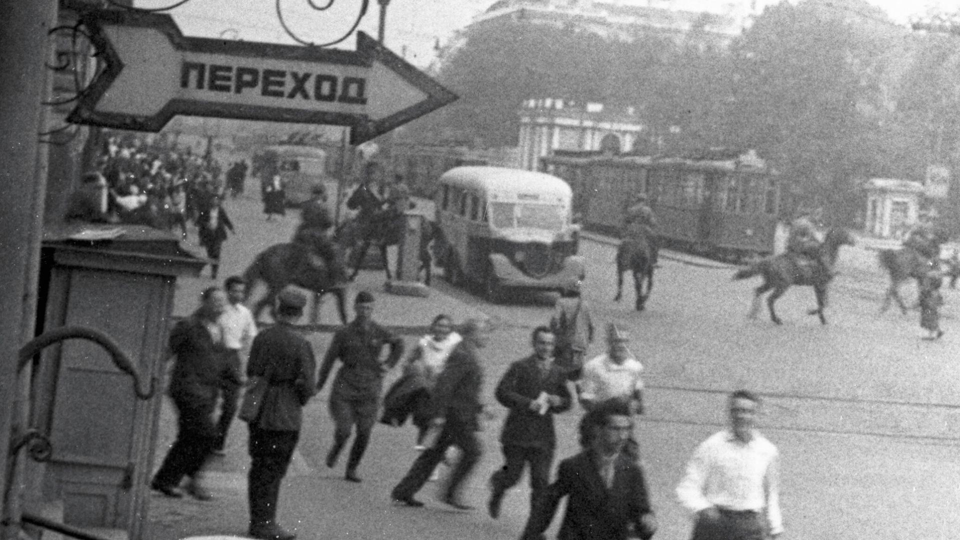 Воздушная тревога в Ленинграде в первые дни Великой Отечественной войны Воздушная тревога в Ленинграде в первые дни Великой Отечественной войны - РИА Новости, 1920, 22.06.2021