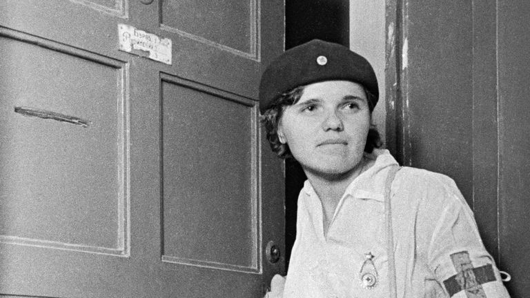 Санитарка медико-санитарной службы. Москва, июнь 1941 год Санитарка медико-санитарной службы. Москва, июнь 1941 год