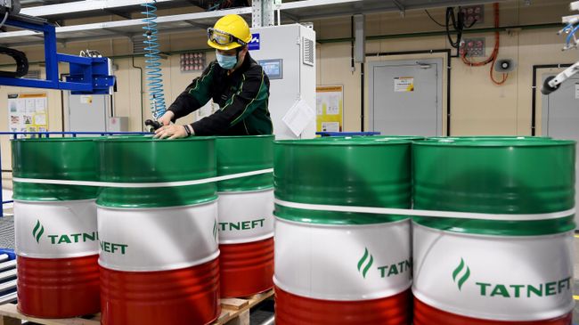 Сотрудник в цехе нефтеперерабатывающего предприятия