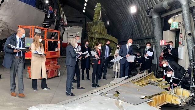 Судьи и журналисты осматривают место реконструкции Boeing MH17 Судьи и журналисты осматривают место реконструкции Boeing MH17 - РИА Новости, 1920, 26.05.2021