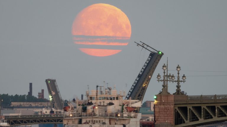 Луна над Санкт-Петербургом Луна над Санкт-Петербургом