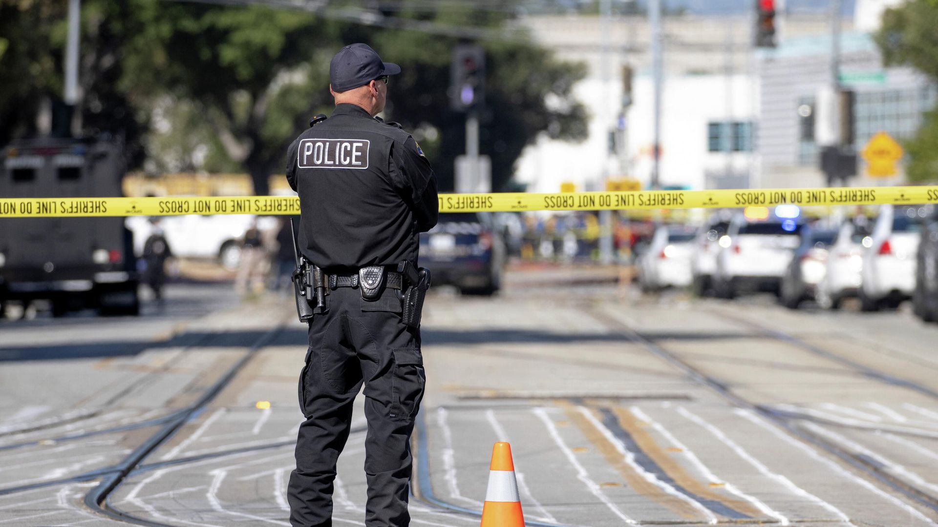 Сотрудник полиции на месте стрельбы в Сан-Хосе, США Сотрудник полиции на месте стрельбы в Сан-Хосе, США - РИА Новости, 1920, 09.06.2021