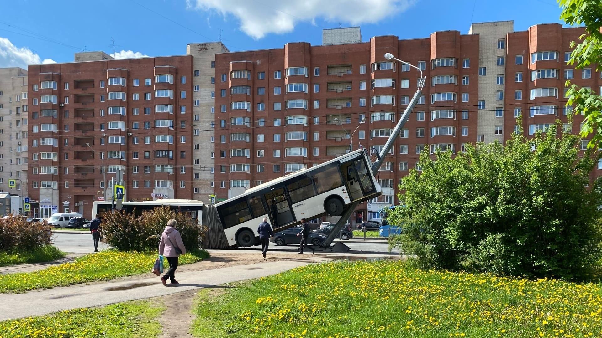 На месте ДТП с пассажирским автобусом в Санкт-Петербурге. 27 мая 2021 На месте ДТП с пассажирским автобусом в Санкт-Петербурге. 27 мая 2021 - РИА Новости, 1920, 27.05.2021