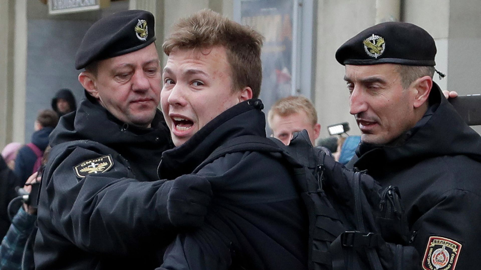 Сотрудники правоохранительных органов Белоруссии задерживают активиста Романа Протасевича во время акции протеста в Минске в 2017 году Сотрудники правоохранительных органов Белоруссии задерживают активиста Романа Протасевича во время акции протеста в Минске в 2017 году - РИА Новости, 1920, 27.05.2021