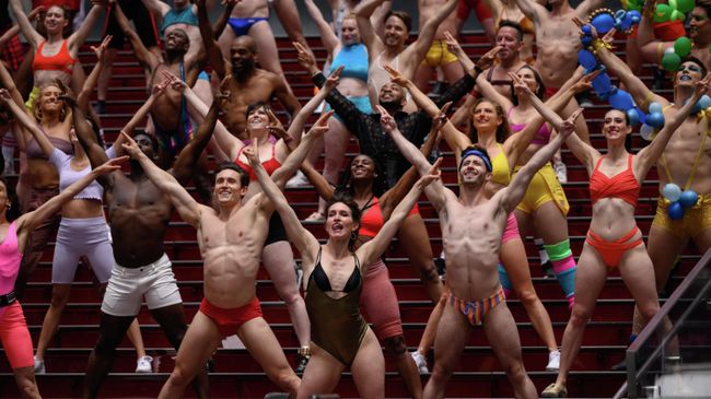 Участники и актеры благотворительного шоу Broadway Bares во время видеосъемки на Таймс-сквер, Нью-Йорк Участники и актеры благотворительного шоу Broadway Bares во время видеосъемки на Таймс-сквер, Нью-Йорк