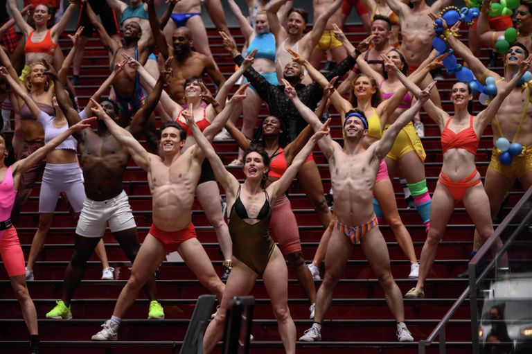 Участники и актеры благотворительного шоу Broadway Bares во время видеосъемки на Таймс-сквер, Нью-Йорк Участники и актеры благотворительного шоу Broadway Bares во время видеосъемки на Таймс-сквер, Нью-Йорк
