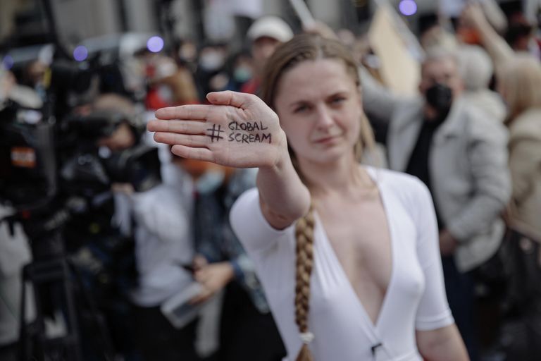 Женщина на акции протеста против задержания белорусского блоггера Романа Протасевича, Варшава Женщина на акции протеста против задержания белорусского блоггера Романа Протасевича, Варшава