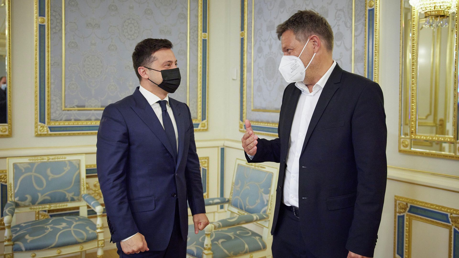 Президент Украины Владимир Зеленский провел встречу с сопредседателем немецкой партии Союз 90/Зеленые Робертом Хабеком Президент Украины Владимир Зеленский провел встречу с сопредседателем немецкой партии Союз 90/Зеленые Робертом Хабеком - РИА Новости, 1920, 28.05.2021