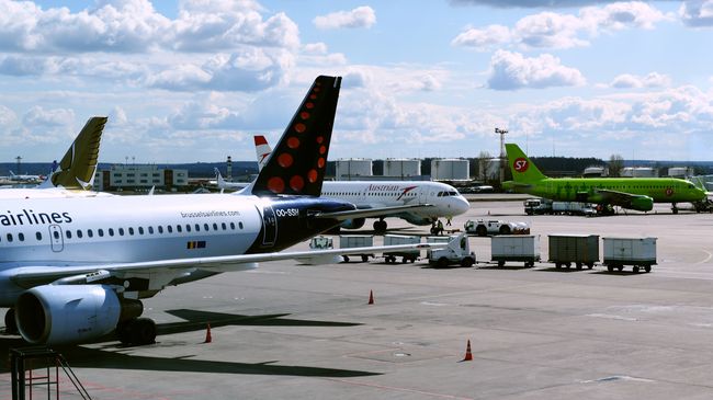 Самолеты авиакомпаний Brussels airlines, Austrian airlines и S7 в аэропорту Домодедово Самолеты авиакомпаний Brussels airlines, Austrian airlines и S7 в аэропорту Домодедово