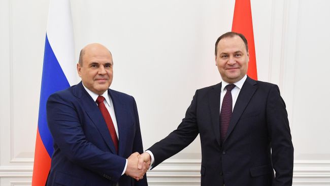 Председатель правительства РФ Михаил Мишустин и премьер-министр Белоруссии Роман Головченко во время встречи в доме правительства Белоруссии в Минске