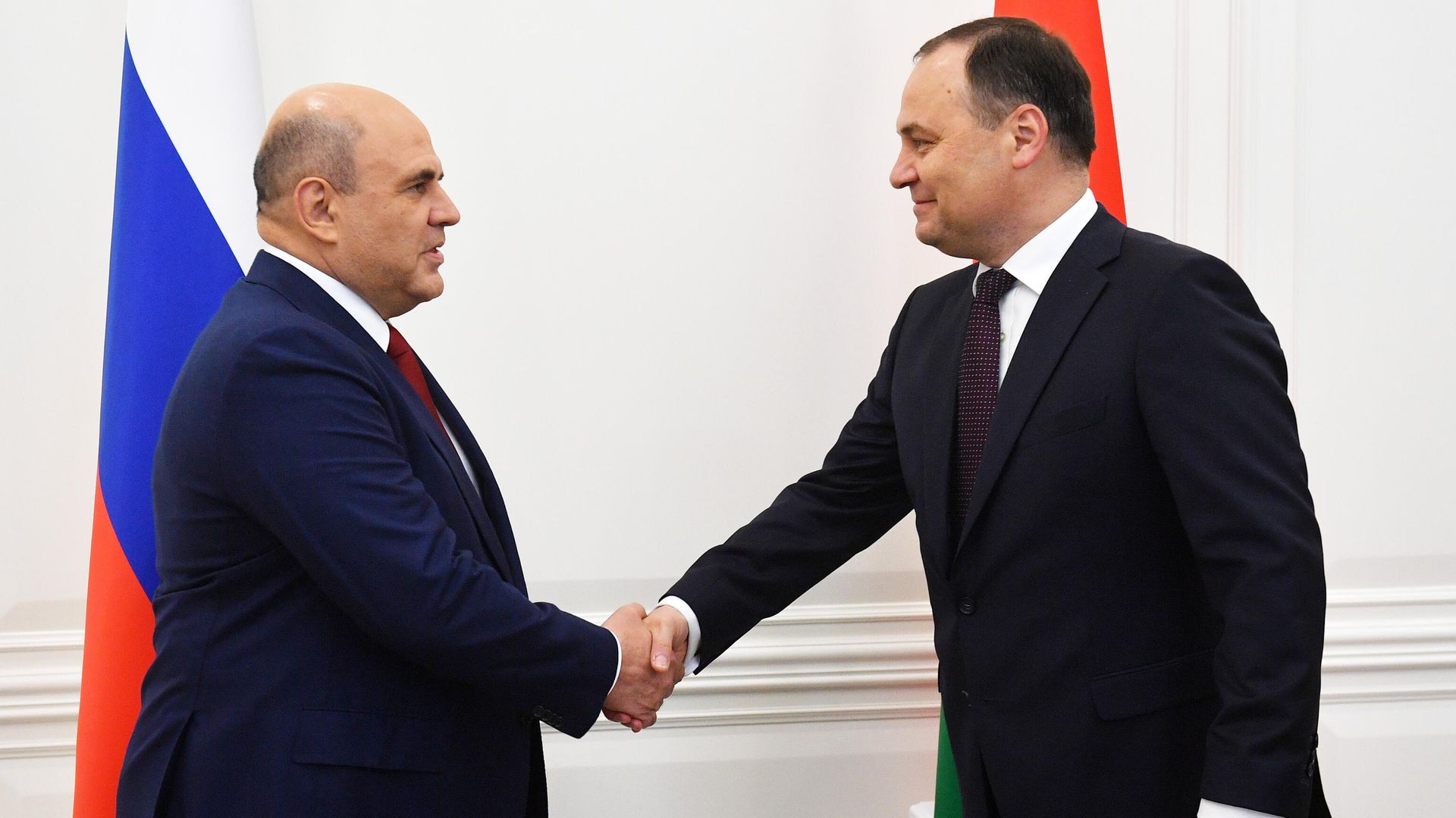 Председатель правительства РФ Михаил Мишустин и премьер-министр Белоруссии Роман Головченко во время встречи в доме правительства Белоруссии в Минске Председатель правительства РФ Михаил Мишустин и премьер-министр Белоруссии Роман Головченко во время встречи в доме правительства Белоруссии в Минске - РИА Новости, 1920, 16.06.2021