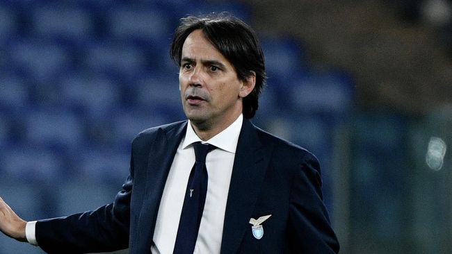 Lazio's Italian coach Simone Inzaghi (R) greets AC Milan's Italian coach Stefano Pioli (L) at the end of the Italian Serie A football match between Lazio and Ac Milan on April 26, 2021 at the Olympic stadium in Rome. (Photo by Filippo MONTEFORTE / AFP)