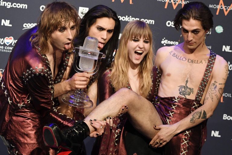 Участники группы Maneskin (Италия), победившей в финале международного конкурса Евровидение-2021, на церемонии награждения победителей конкурса песни Евровидение-2021 в Роттерадме Участники группы Maneskin (Италия), победившей в финале международного конкурса Евровидение-2021, на церемонии награждения победителей конкурса песни Евровидение-2021 в Роттерадме