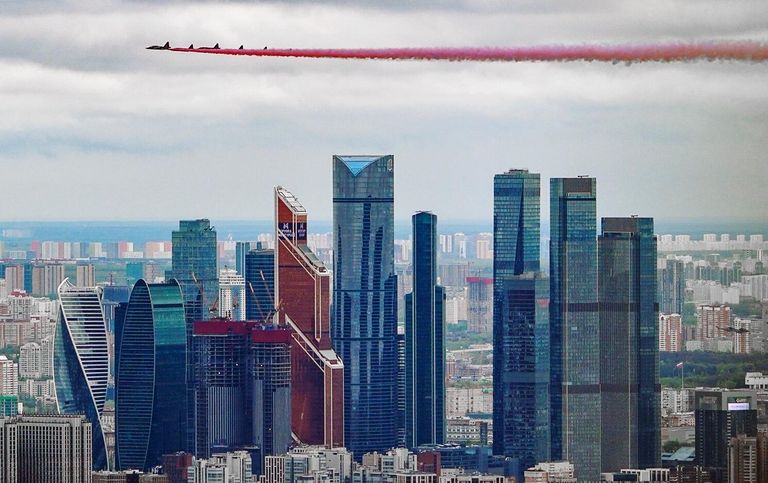 Самолеты-буксировщики мишеней Су-25БМ пролетают над деловым центром Москва-сити во время воздушной части парада в честь 76-й годовщины Победы в Великой Отечественной войне Самолеты-буксировщики мишеней Су-25БМ пролетают над деловым центром Москва-сити во время воздушной части парада в честь 76-й годовщины Победы в Великой Отечественной войне