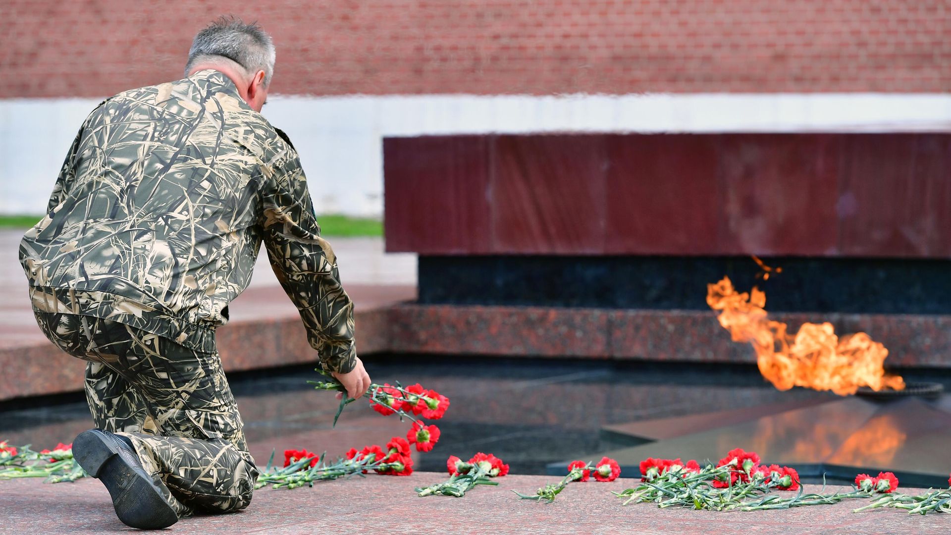 Ветеран-пограничник во время возложения цветов к Могиле Неизвестного Солдата у Кремлевской стены в Александровском саду в День пограничных войск Ветеран-пограничник во время возложения цветов к Могиле Неизвестного Солдата у Кремлевской стены в Александровском саду в День пограничных войск - РИА Новости, 1920, 03.12.2022