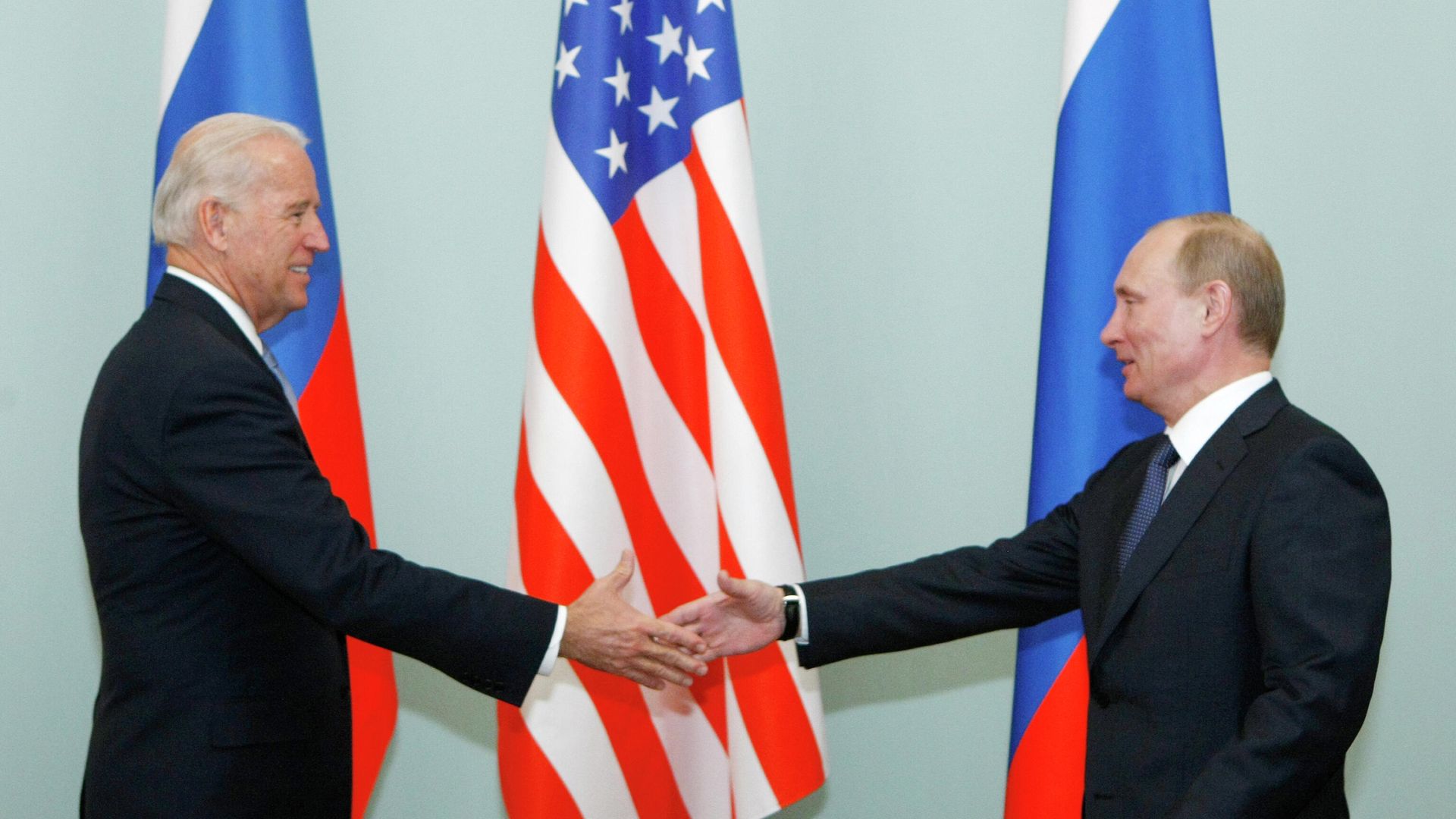 Владимир Путин и Джо Байден во время встречи в 2011 году Владимир Путин и Джо Байден во время встречи в 2011 году - РИА Новости, 1920, 01.06.2021