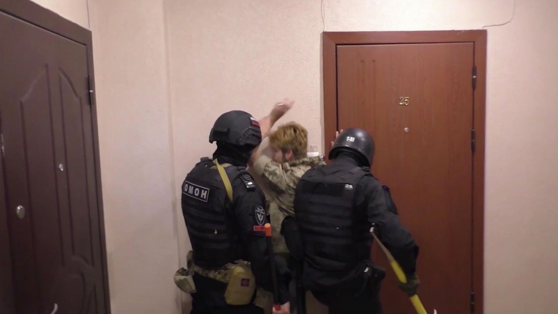 Задержание членов украинской радикальной группы М.К.У. в Саратове. Кадр из видео Задержание членов украинской радикальной группы М.К.У. в Саратове. Кадр из видео - РИА Новости, 1920, 29.05.2021