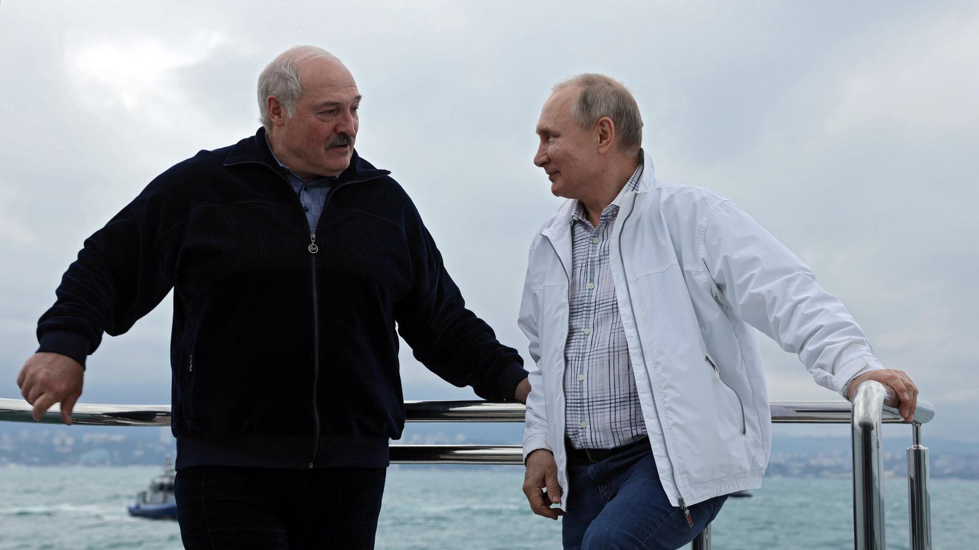 Президент РФ Владимир Путин и президент Белоруссии Александр Лукашенко во время морской прогулки Президент РФ Владимир Путин и президент Белоруссии Александр Лукашенко во время морской прогулки - РИА Новости, 1920, 01.06.2021