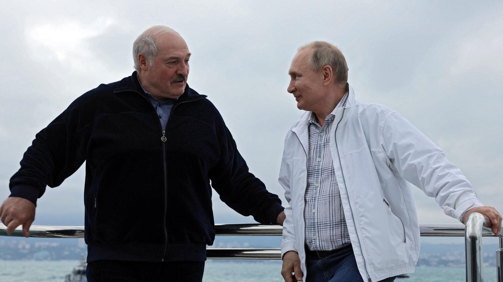 Президент РФ Владимир Путин и президент Белоруссии Александр Лукашенко во время морской прогулки Президент РФ Владимир Путин и президент Белоруссии Александр Лукашенко во время морской прогулки - РИА Новости, 1920, 01.06.2021