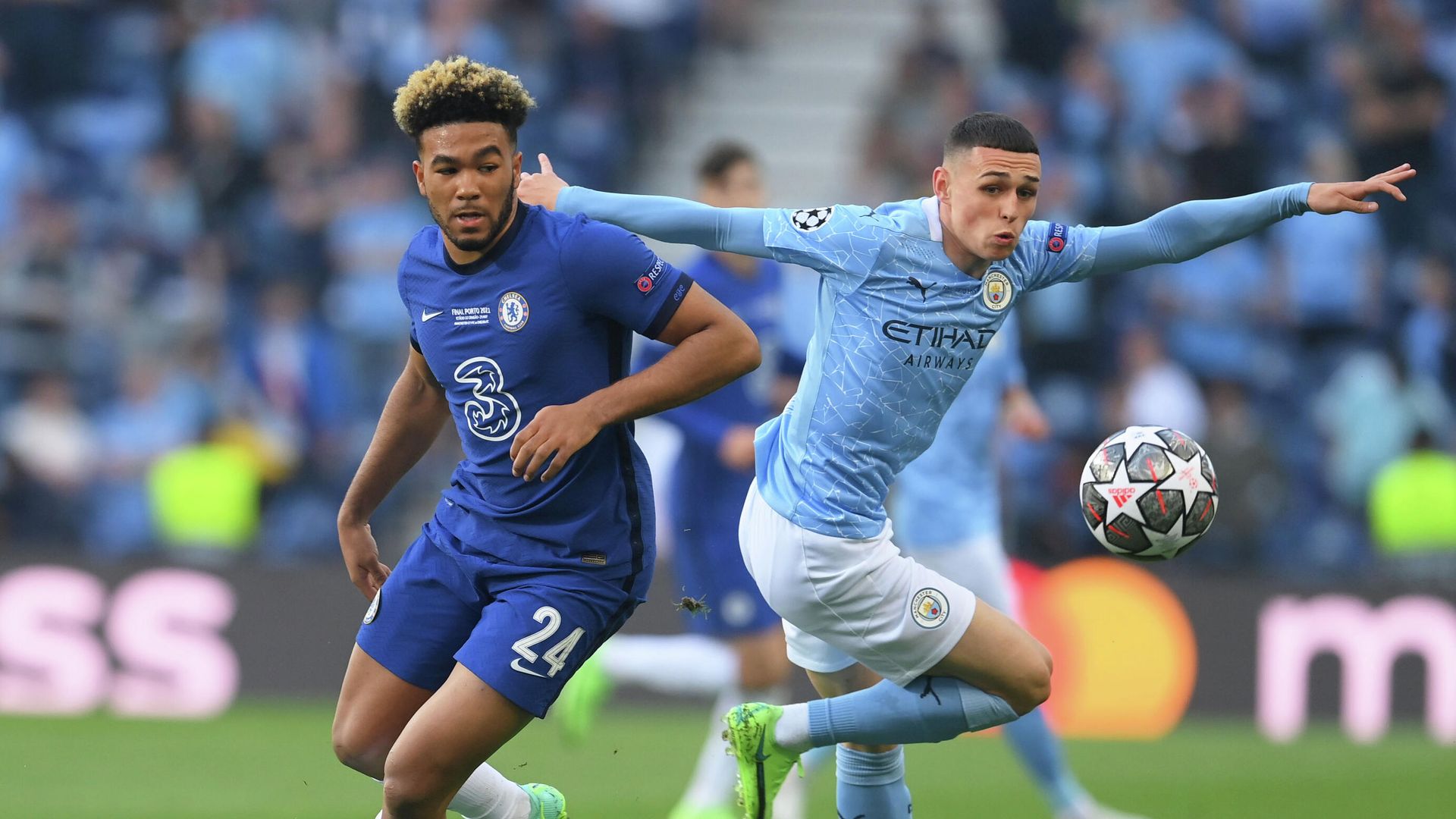 Soccer Football - Champions League Final - Manchester City v Chelsea - Estadio do Dragao, Porto, Portugal - May 29, 2021 Chelsea's Reece James in action with Manchester City's Phil Foden Pool via REUTERS/David Ramos Soccer Football - Champions League Final - Manchester City v Chelsea - Estadio do Dragao, Porto, Portugal - May 29, 2021 Chelsea's Reece James in action with Manchester City's Phil Foden Pool via REUTERS/David Ramos - РИА Новости, 1920, 30.05.2021