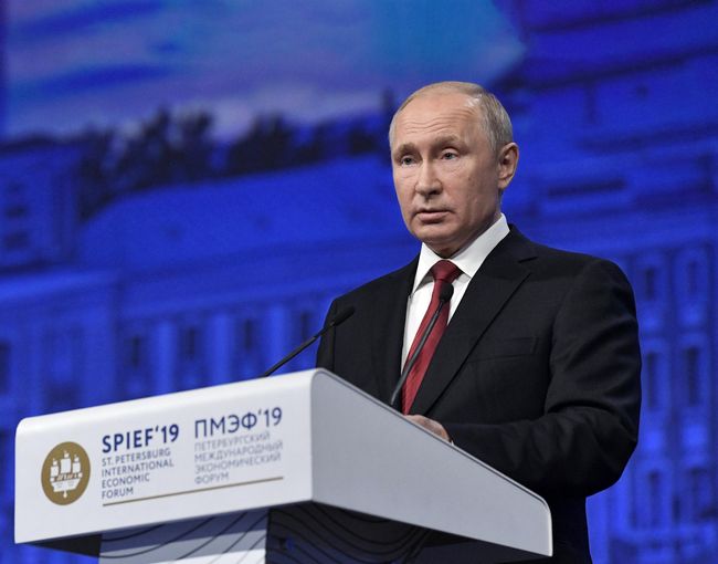 Президент РФ Владимир Путин выступает на пленарном заседании Петербургского международного экономического форума 2019 Президент РФ Владимир Путин выступает на пленарном заседании Петербургского международного экономического форума 2019