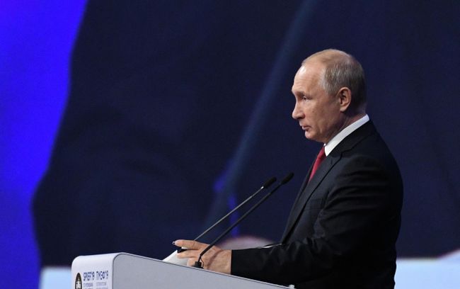 Президент РФ Владимир Путин выступает на пленарном заседании Петербургского международного экономического форума 2019 Президент РФ Владимир Путин выступает на пленарном заседании Петербургского международного экономического форума 2019