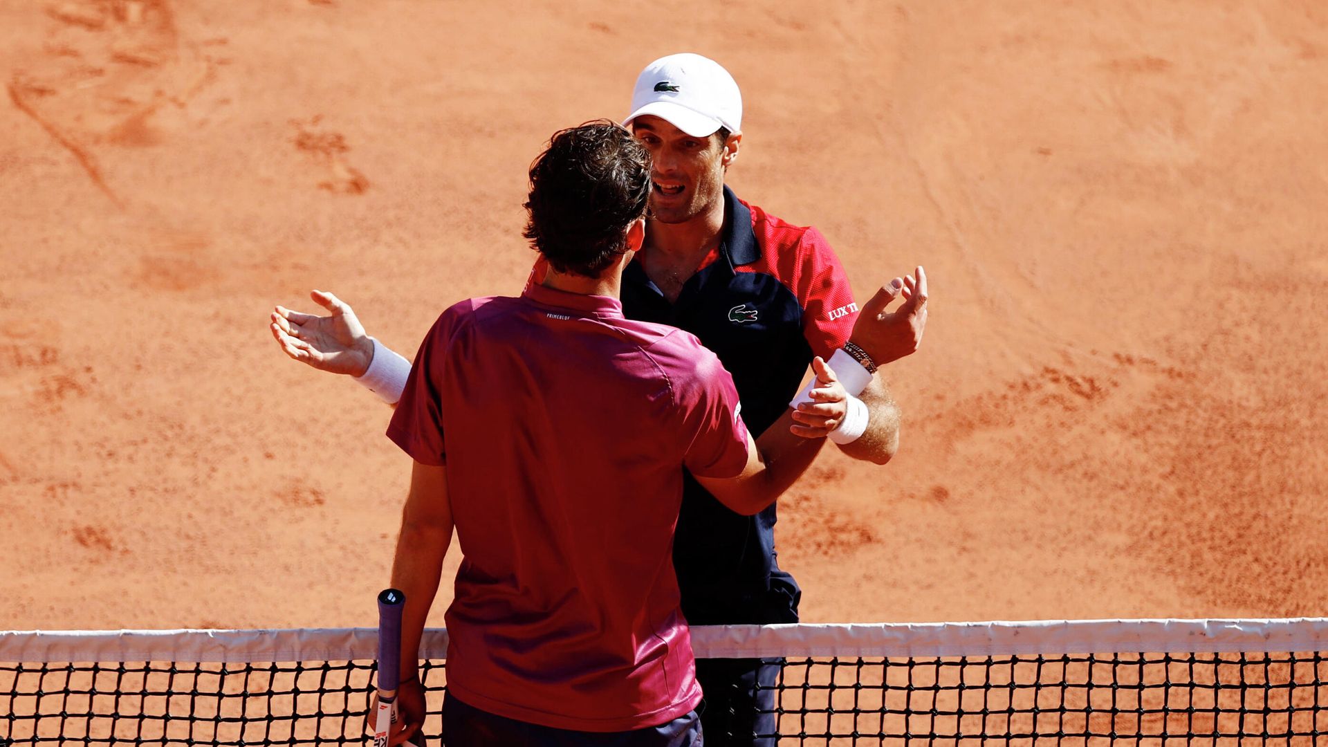 Tennis - French Open - Roland Garros, Paris, France - May 30, 2021 Spain's Pablo Andujar shakes hands with Austria's Dominic Thiem after winning his first round match REUTERS/Christian Hartmann Tennis - French Open - Roland Garros, Paris, France - May 30, 2021 Spain's Pablo Andujar shakes hands with Austria's Dominic Thiem after winning his first round match REUTERS/Christian Hartmann - РИА Новости, 1920, 30.05.2021