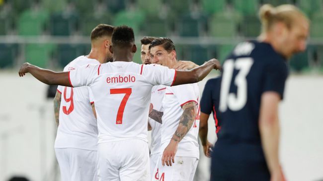 Soccer Football - International Friendly - Switzerland v United States - Kybunpark, St. Gallen, Switzerland - May 30, 2021 Switzerland's Steven Zuber celebrates scoring their second goal with teammates REUTERS/Arnd Wiegmann Soccer Football - International Friendly - Switzerland v United States - Kybunpark, St. Gallen, Switzerland - May 30, 2021 Switzerland's Steven Zuber celebrates scoring their second goal with teammates REUTERS/Arnd Wiegmann