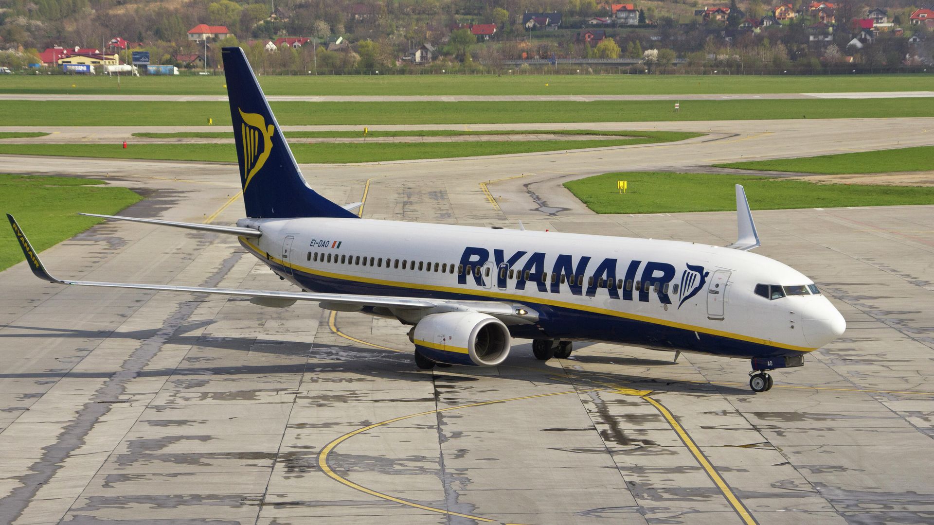 Самолет авиакомпании Ryanair в аэропорту Кракова, Польша Самолет авиакомпании Ryanair в аэропорту Кракова, Польша - РИА Новости, 1920, 15.06.2021