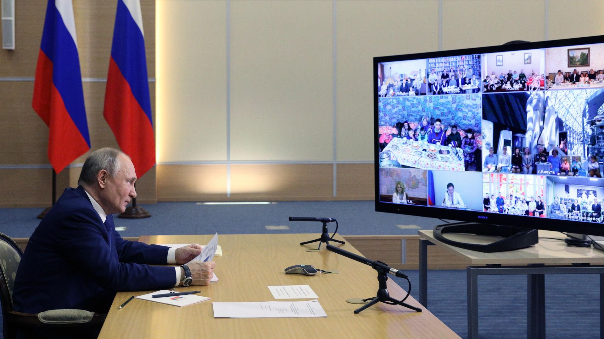 Президент РФ Владимир Путин во время встречи в режиме видеоконференции с семьями, награжденными орденом Родительская слава Президент РФ Владимир Путин во время встречи в режиме видеоконференции с семьями, награжденными орденом Родительская слава - РИА Новости, 1920, 01.06.2021