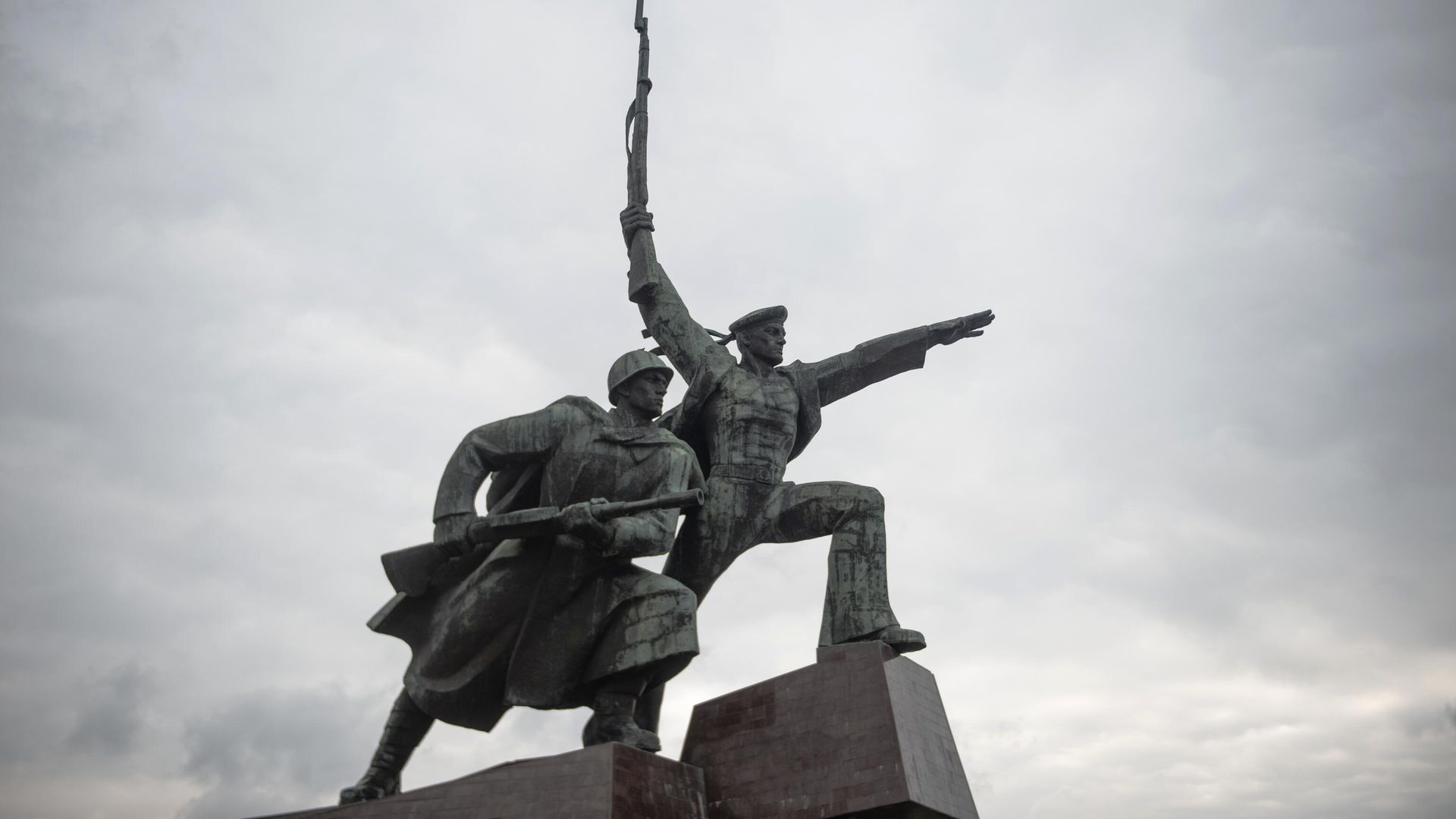 Монумент Солдат и Матрос на мысе Хрустальном в Севастополе, Монумент Солдат и Матрос на мысе Хрустальном в Севастополе, - РИА Новости, 1920, 11.04.2024