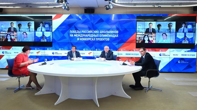 Участники круглого стола на тему: Победы российских школьников на международных олимпиадах и конкурсах проектов Участники круглого стола на тему: Победы российских школьников на международных олимпиадах и конкурсах проектов