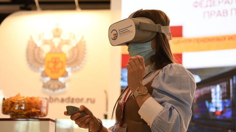 Девушка на стенде службы по надзору в сфере защиты прав потребителей и благополучия человека на Петербургском международном экономическом форуме - 2021 в конгрессно-выставочном центре Экспофорум Девушка на стенде службы по надзору в сфере защиты прав потребителей и благополучия человека на Петербургском международном экономическом форуме - 2021 в конгрессно-выставочном центре Экспофорум