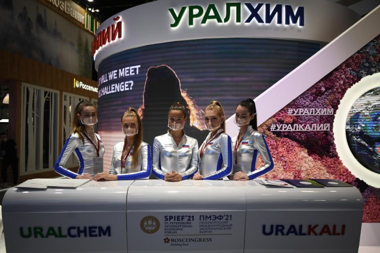 Стенд компаний Уралхим и Уралкалий на Петербургском международном экономическом форуме - 2021 в конгрессно-выставочном центре Экспофорум Стенд компаний Уралхим и Уралкалий на Петербургском международном экономическом форуме - 2021 в конгрессно-выставочном центре Экспофорум