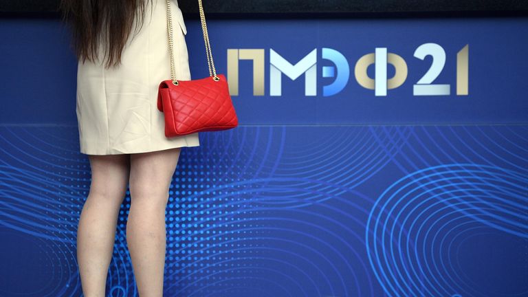 Девушка у стойки регистрации на Петербургском международном экономическом форуме - 2021 Девушка у стойки регистрации на Петербургском международном экономическом форуме - 2021