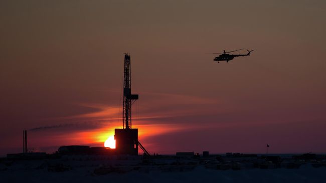 Вертолет над буровой установкой нефтяной компании Роснефть, приступившей к бурению самой северной на российском арктическом шельфе скважины Центрально-Ольгинская-1 
