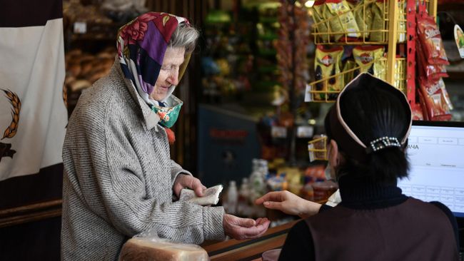 Пожилая женщина в магазине в Симферополе