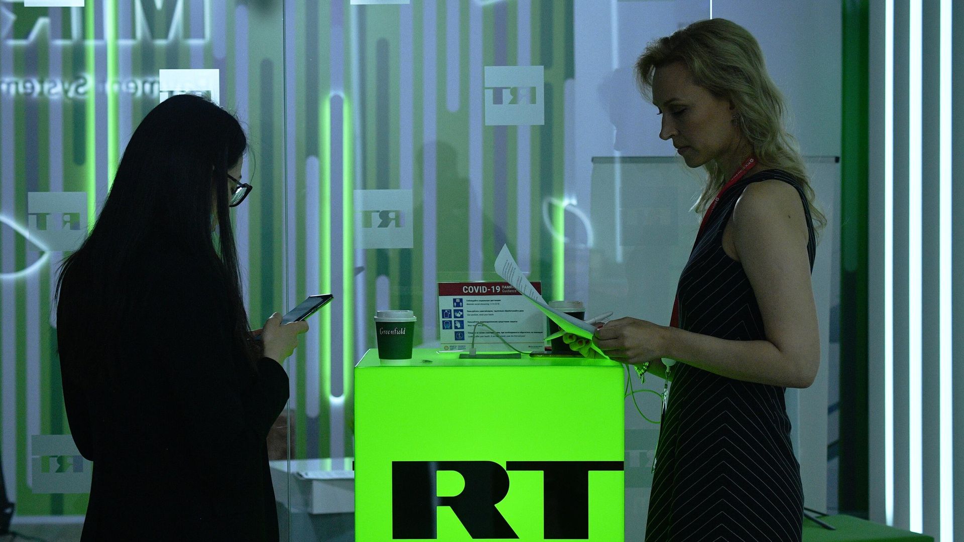 Девушки на стенде телеканала RT на Петербургском международном экономическом форуме- 2021 в конгрессно-выставочном центре Экспофорум - РИА Новости, 1920, 30.07.2021