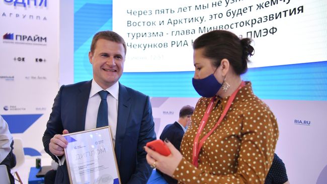 Министр по развитию Дальнего Востока и Арктики Алексей Чекунков выпустил новость на сайт ria.ru на стенде МИА Россия сегодня на Петербургском международном экономическом форуме - 2021