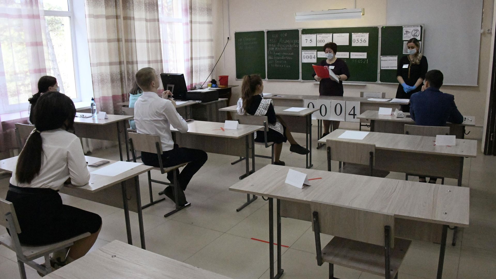Ученики перед началом единого государственного экзамена Ученики перед началом единого государственного экзамена - РИА Новости, 1920, 09.02.2022